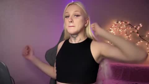 Snapshot of tiffany2005 chatting on 11-05-25, 09:42 Amira online show from 11-05-25, 09:42