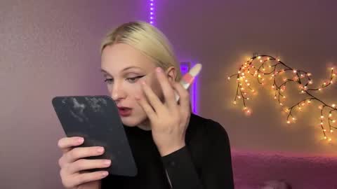 Snapshot of tiffany2005 chatting on 11-18-25, 10:20 Amira online show from 11-18-25, 10:20