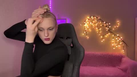 Snapshot of tiffany2005 chatting on 11-25-25, 09:31 Amira online show from 11-25-25, 09:31