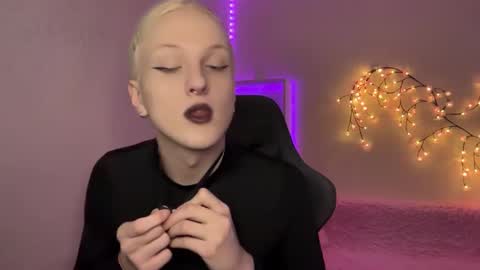 Snapshot of tiffany2005 chatting on 11-27-25, 09:11 Amira online show from 11-27-25, 09:11