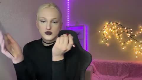 Snapshot of tiffany2005 chatting on 11-28-25, 08:39 Amira online show from 11-28-25, 08:39