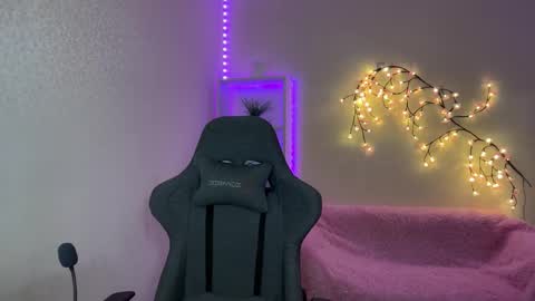 Snapshot of tiffany2005 chatting on 12-01-25, 11:37 Amira online show from 12-01-25, 11:37