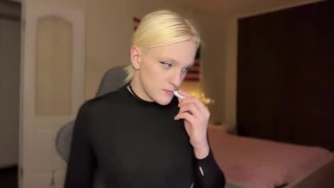 Snapshot of tiffany2005 chatting on 12-15-25, 09:13 Amira online show from 12-15-25, 09:13