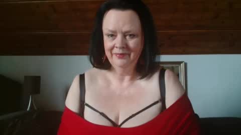 Snapshot of tiffanymature chatting on 09-28-25, 02:11 TiffanyMature online show from 09-28-25, 02:11