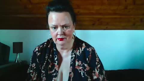 Snapshot of tiffanymature chatting on 11-21-25, 10:47 TiffanyMature online show from 11-21-25, 10:47