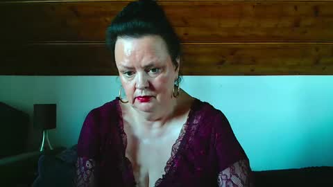 Snapshot of tiffanymature chatting on 11-22-25, 11:31 TiffanyMature online show from 11-22-25, 11:31