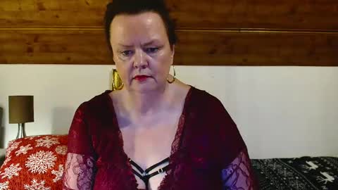 Snapshot of tiffanymature chatting on 11-26-25, 10:00 TiffanyMature online show from 11-26-25, 10:00