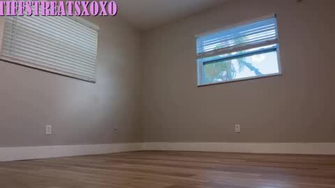 Tiffstreatsxoxo online show from 05-21-26, 08:05