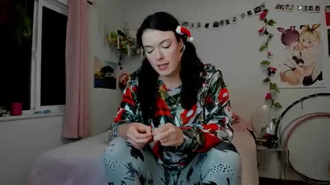 Snapshot of tiggerrosey chatting on 12-25-24, 05:48   All my Links online show from 12-25-24, 05:48