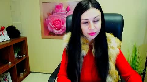 Snapshot of timeparadice chatting on 12-19-24, 12:34 Luisa online show from 12-19-24, 12:34