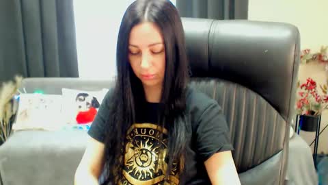 Snapshot of timeparadice chatting on 05-15-26, 07:48 Luisa online show from 05-15-26, 07:48
