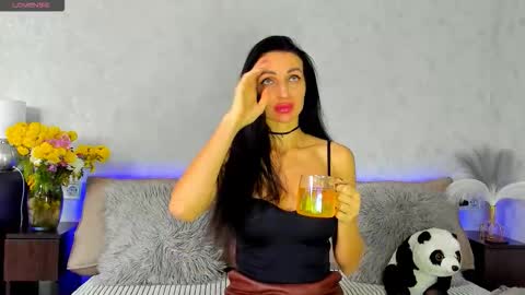 Snapshot of tina_mart chatting on 10-19-25, 10:27 Tina online show from 10-19-25, 10:27