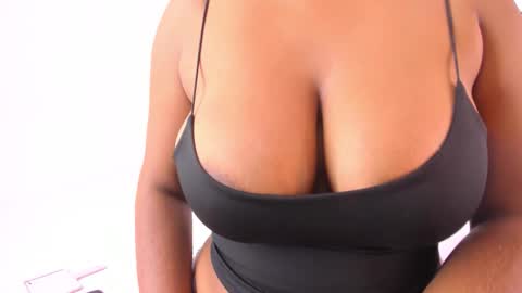 Snapshot of tinacurly chatting on 11-16-25, 12:00 Tina online show from 11-16-25, 12:00