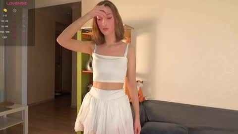 Snapshot of tiny_lilyy chatting on 09-21-25, 01:24 Lily online show from 09-21-25, 01:24