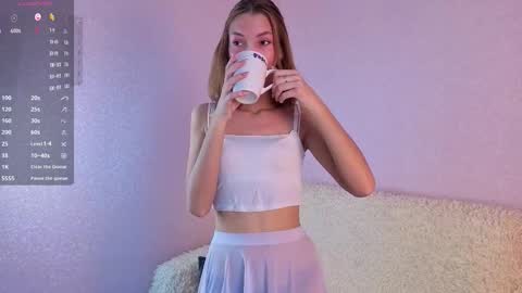 Snapshot of tiny_lilyy chatting on 10-06-25, 05:38 Lily online show from 10-06-25, 05:38