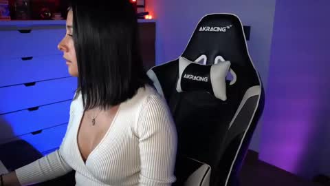 Snapshot of tiny_panther chatting on 01-10-25, 10:36 Ana Molly online show from 01-10-25, 10:36