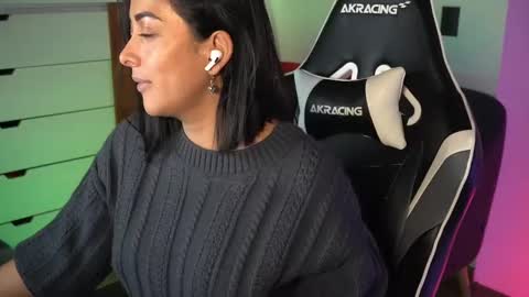 Snapshot of tiny_panther chatting on 01-15-25, 01:12 Ana Molly online show from 01-15-25, 01:12