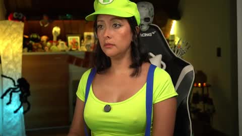 Snapshot of tiny_panther chatting on 10-30-25, 01:18 Ana Molly online show from 10-30-25, 01:18