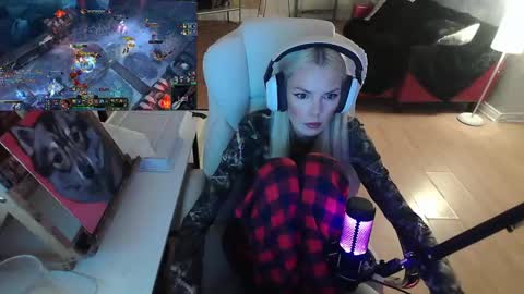 Snapshot of tinykylie chatting on 02-09-25, 10:00 stage Kylie Sinner brand CLITBAIT online show from 02-09-25, 10:00