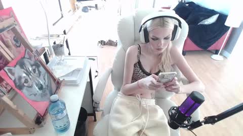 Snapshot of tinykylie chatting on 02-10-25, 02:48 stage Kylie Sinner brand CLITBAIT online show from 02-10-25, 02:48