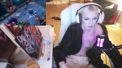 Snapshot of tinykylie chatting on 02-11-25, 03:08 stage Kylie Sinner brand CLITBAIT online show from 02-11-25, 03:08