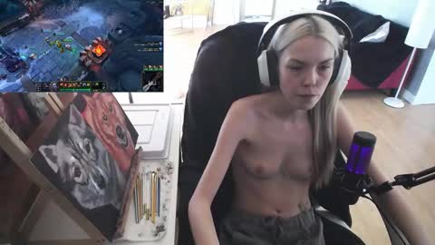 Snapshot of tinykylie chatting on 02-12-25, 04:22 stage Kylie Sinner brand CLITBAIT online show from 02-12-25, 04:22