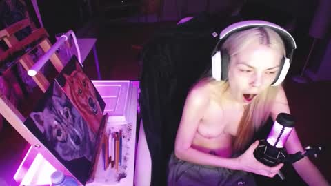 Snapshot of tinykylie chatting on 02-12-25, 10:26 stage Kylie Sinner brand CLITBAIT online show from 02-12-25, 10:26