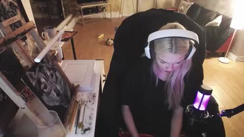 Snapshot of tinykylie chatting on 02-14-25, 10:58 stage Kylie Sinner brand CLITBAIT online show from 02-14-25, 10:58