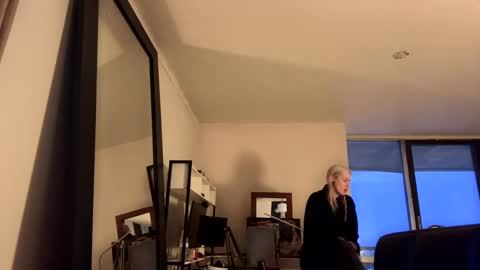 Snapshot of tinykylie chatting on 02-16-25, 09:48 stage Kylie Sinner brand CLITBAIT online show from 02-16-25, 09:48