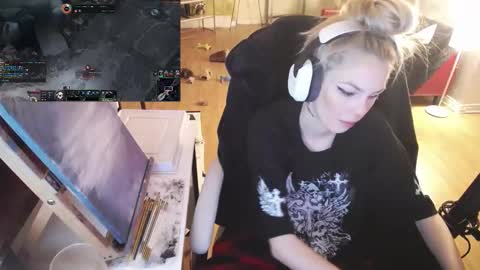 Snapshot of tinykylie chatting on 02-20-25, 09:11 stage Kylie Sinner brand CLITBAIT online show from 02-20-25, 09:11