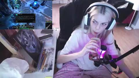 Snapshot of tinykylie chatting on 02-22-25, 09:59 stage Kylie Sinner brand CLITBAIT online show from 02-22-25, 09:59