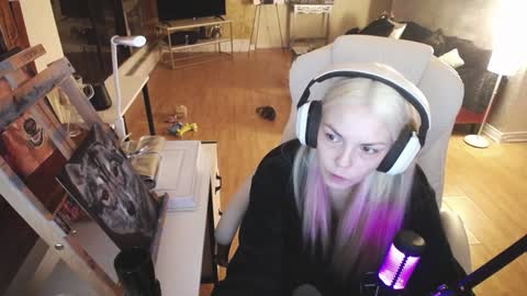 Snapshot of tinykylie chatting on 02-26-25, 12:38 stage Kylie Sinner brand CLITBAIT online show from 02-26-25, 12:38