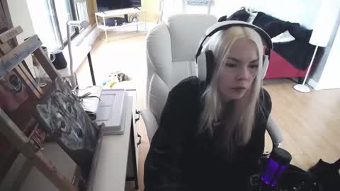 Snapshot of tinykylie chatting on 02-26-25, 03:52 stage Kylie Sinner brand CLITBAIT online show from 02-26-25, 03:52