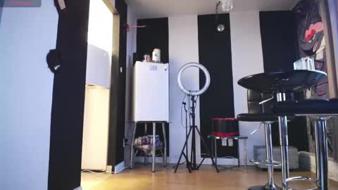 Snapshot of tinykylie chatting on 09-10-25, 10:21 stage Kylie Sinner brand CLITBAIT online show from 09-10-25, 10:21