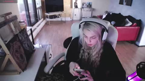 Snapshot of tinykylie chatting on 09-12-25, 09:42 stage Kylie Sinner brand CLITBAIT online show from 09-12-25, 09:42