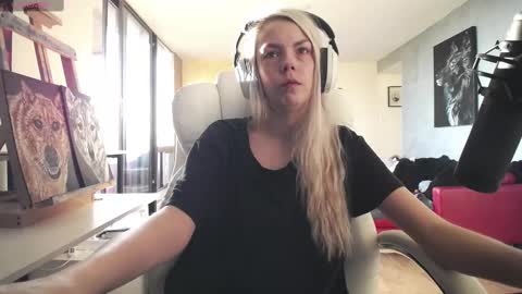 Snapshot of tinykylie chatting on 09-12-25, 09:48 stage Kylie Sinner brand CLITBAIT online show from 09-12-25, 09:48