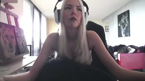 Snapshot of tinykylie chatting on 09-14-25, 09:03 stage Kylie Sinner brand CLITBAIT online show from 09-14-25, 09:03