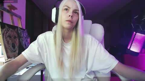 Snapshot of tinykylie chatting on 09-18-25, 09:22 stage Kylie Sinner brand CLITBAIT online show from 09-18-25, 09:22