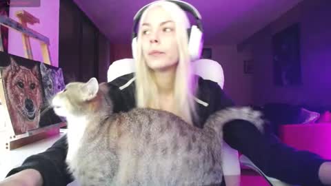 Snapshot of tinykylie chatting on 09-23-25, 12:35 stage Kylie Sinner brand CLITBAIT online show from 09-23-25, 12:35