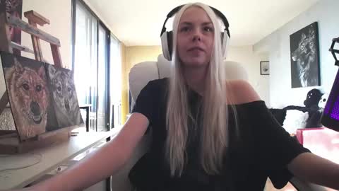 Snapshot of tinykylie chatting on 09-25-25, 11:14 stage Kylie Sinner brand CLITBAIT online show from 09-25-25, 11:14