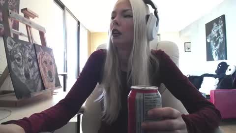 Snapshot of tinykylie chatting on 09-27-25, 05:18 stage Kylie Sinner brand CLITBAIT online show from 09-27-25, 05:18