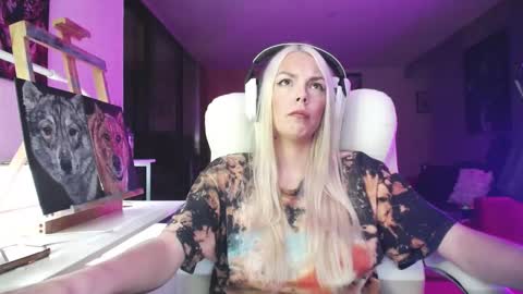 Snapshot of tinykylie chatting on 09-28-25, 05:24 stage Kylie Sinner brand CLITBAIT online show from 09-28-25, 05:24