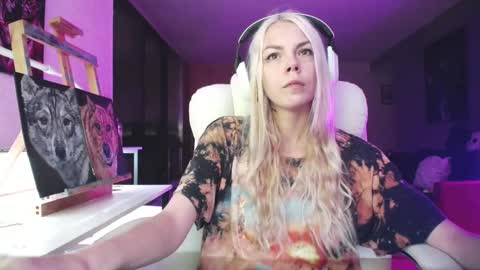 Snapshot of tinykylie chatting on 09-28-25, 11:10 stage Kylie Sinner brand CLITBAIT online show from 09-28-25, 11:10