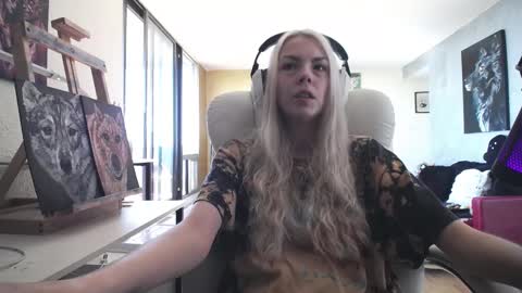 Snapshot of tinykylie chatting on 09-30-25, 04:01 stage Kylie Sinner brand CLITBAIT online show from 09-30-25, 04:01