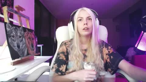 Snapshot of tinykylie chatting on 10-01-25, 04:07 stage Kylie Sinner brand CLITBAIT online show from 10-01-25, 04:07