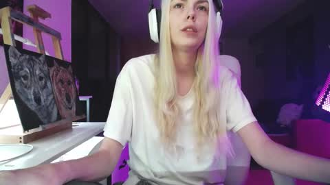 Snapshot of tinykylie chatting on 10-04-25, 04:54 stage Kylie Sinner brand CLITBAIT online show from 10-04-25, 04:54