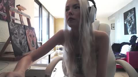 Snapshot of tinykylie chatting on 10-06-25, 06:16 stage Kylie Sinner brand CLITBAIT online show from 10-06-25, 06:16