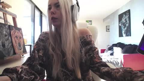 Snapshot of tinykylie chatting on 10-10-25, 07:35 stage Kylie Sinner brand CLITBAIT online show from 10-10-25, 07:35