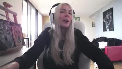 Snapshot of tinykylie chatting on 10-12-25, 08:19 stage Kylie Sinner brand CLITBAIT online show from 10-12-25, 08:19