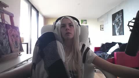 Snapshot of tinykylie chatting on 10-14-25, 01:12 stage Kylie Sinner brand CLITBAIT online show from 10-14-25, 01:12